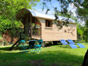Millygite Chalet-on-wheels by the river, Milly-La-Forêt